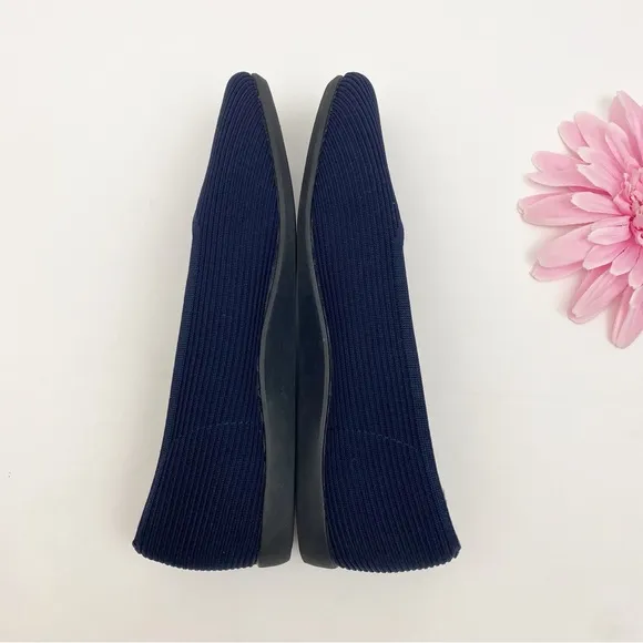 Vivaia Square-Toe V-Cut Flats (Margot 2.0) Navy Blue