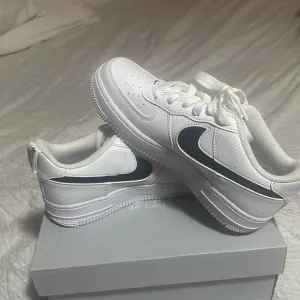 White Sneakers with Black  NIKE air forcé 1