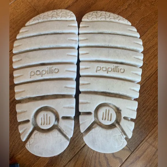 Women’s Suede Sandals with Buckles - SZ 6