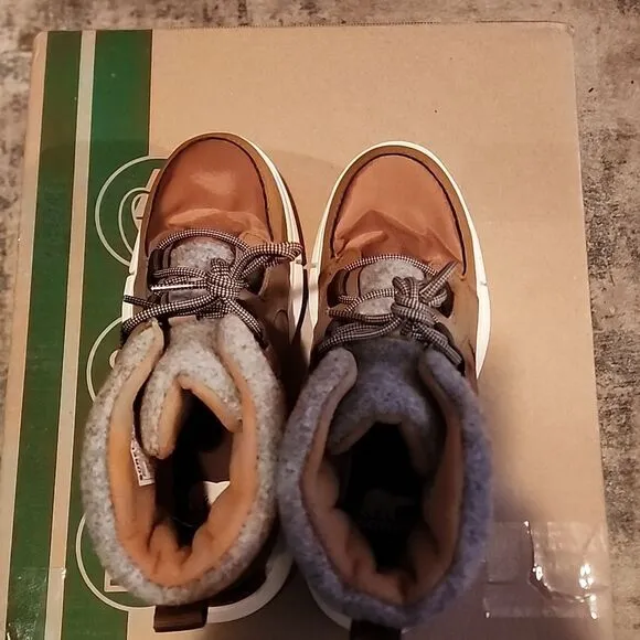 Women's Sorel fleece lined boots NWOT Size 7