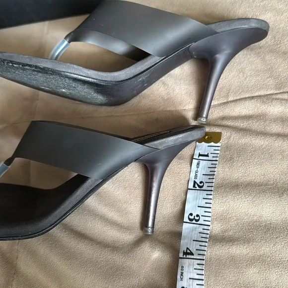 Yeezy Akon Season 8 grey thong sandals size 6
