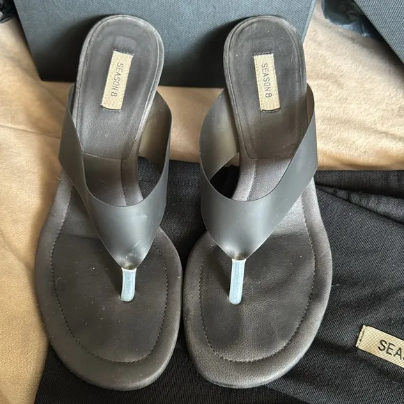 Yeezy Akon Season 8 grey thong sandals size 6