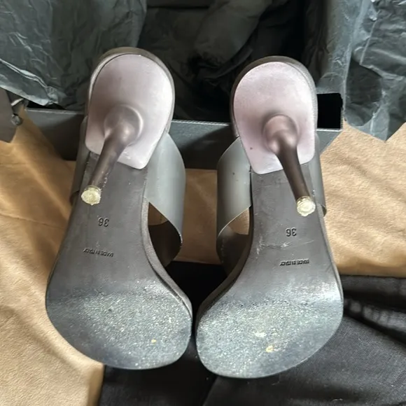 Yeezy Akon Season 8 grey thong sandals size 6
