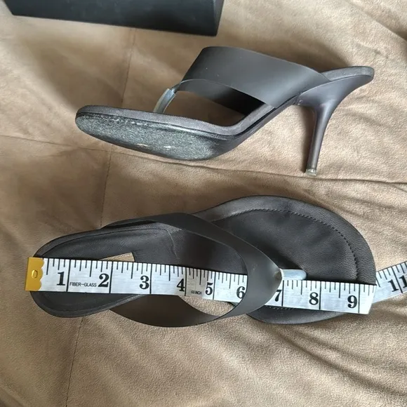 Yeezy Akon Season 8 grey thong sandals size 6