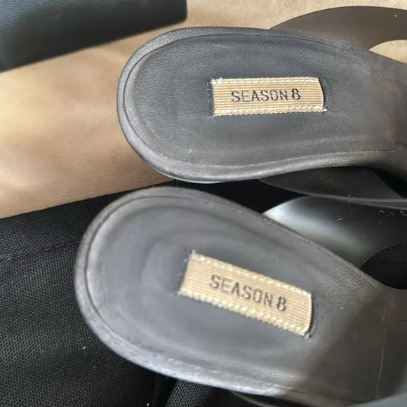 Yeezy Akon Season 8 grey thong sandals size 6