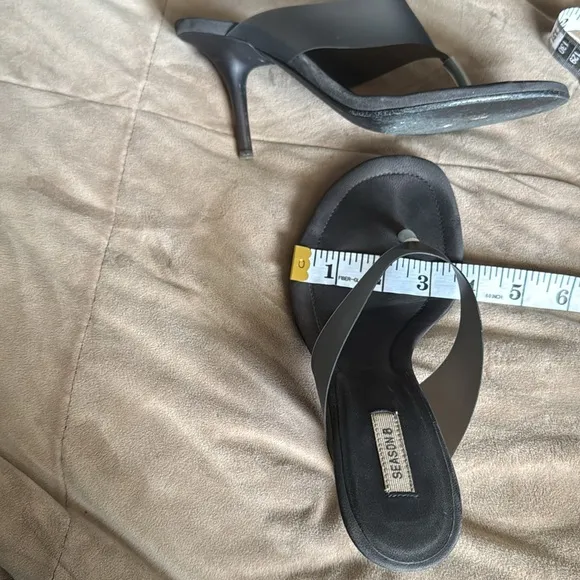 Yeezy Akon Season 8 grey thong sandals size 6