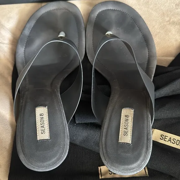 Yeezy Akon Season 8 grey thong sandals size 6