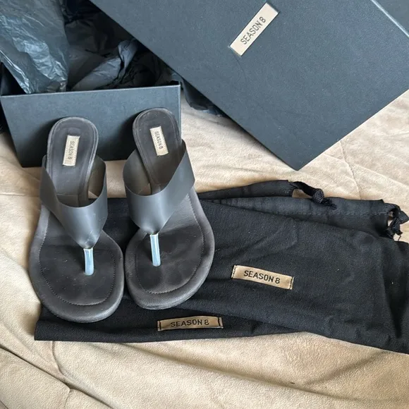Yeezy Akon Season 8 grey thong sandals size 6