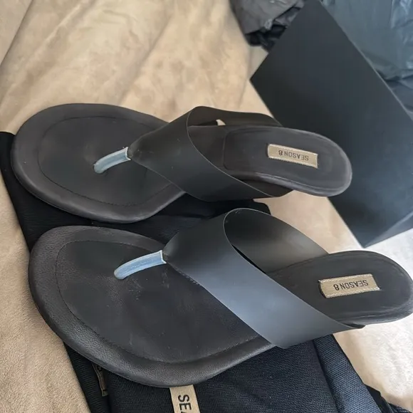Yeezy Akon Season 8 grey thong sandals size 6