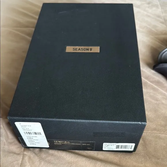 Yeezy Akon Season 8 grey thong sandals size 6