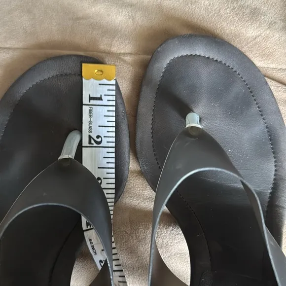 Yeezy Akon Season 8 grey thong sandals size 6