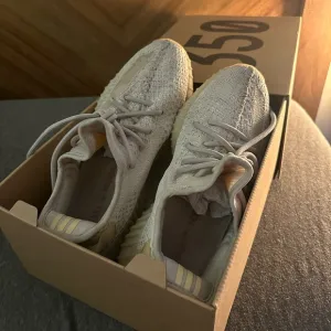 YEEZY boost 350 v2 “light”