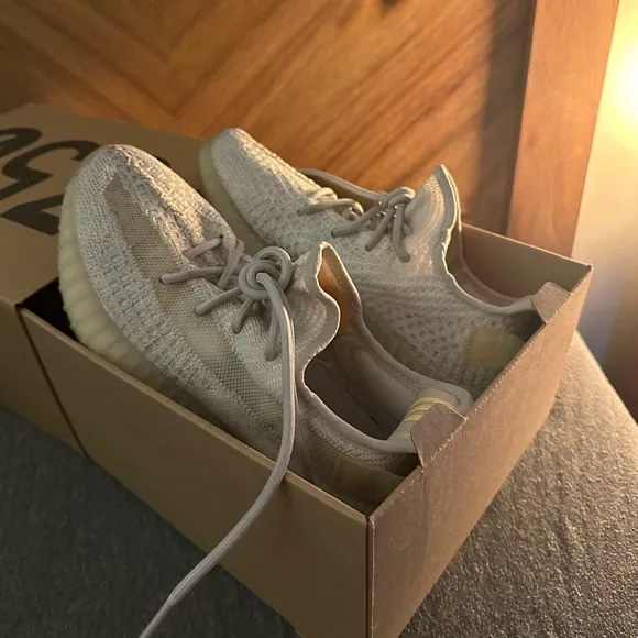 YEEZY boost 350 v2 “light”