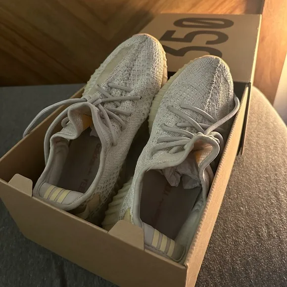 YEEZY boost 350 v2 “light”