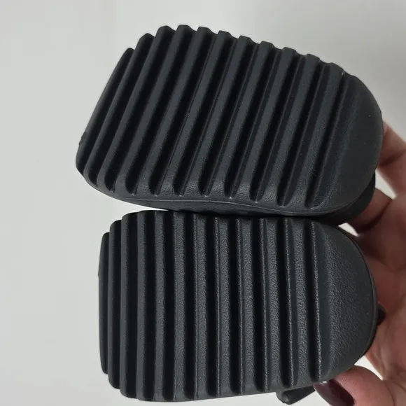 Yeezy Slides Infants Onyx Sandals Size 3K